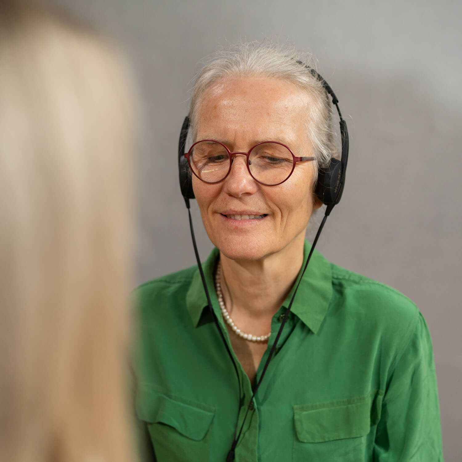 Frau hat Kopfhörer auf